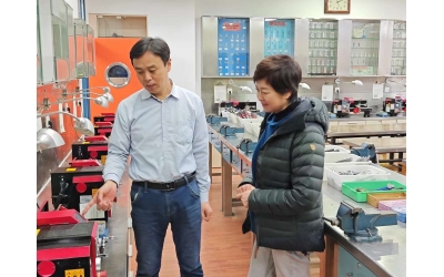 央视主持人敬一丹老师到北京师范大学附属实验中学参观